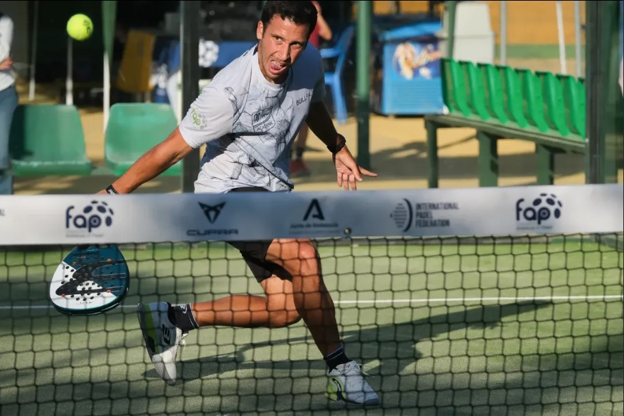 Adrián jugando al pádel