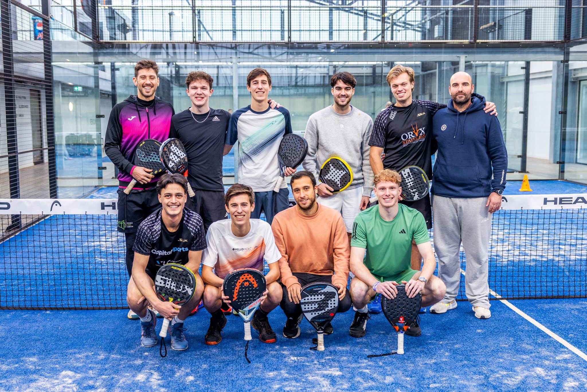 Adrián Martínez con jugadores internacionales en Margal Padel Academy