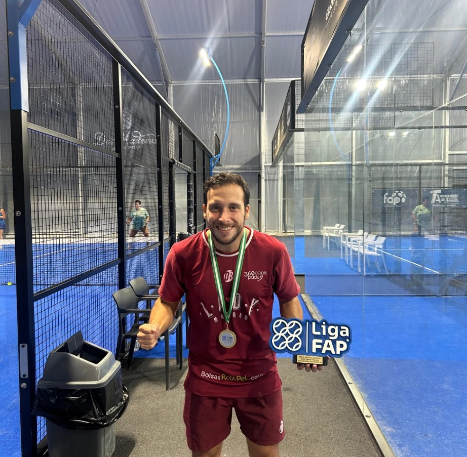 Adrián con medalla