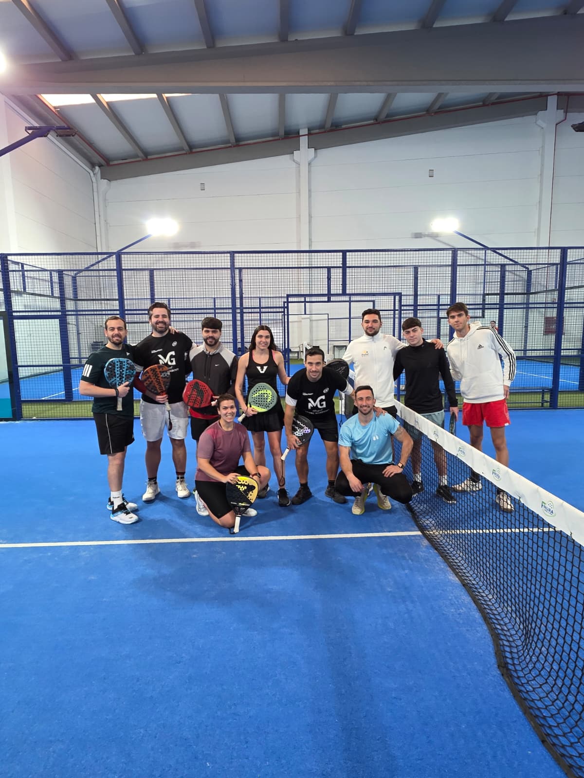 Grupo grande de alumnos de Margal Padel Academy