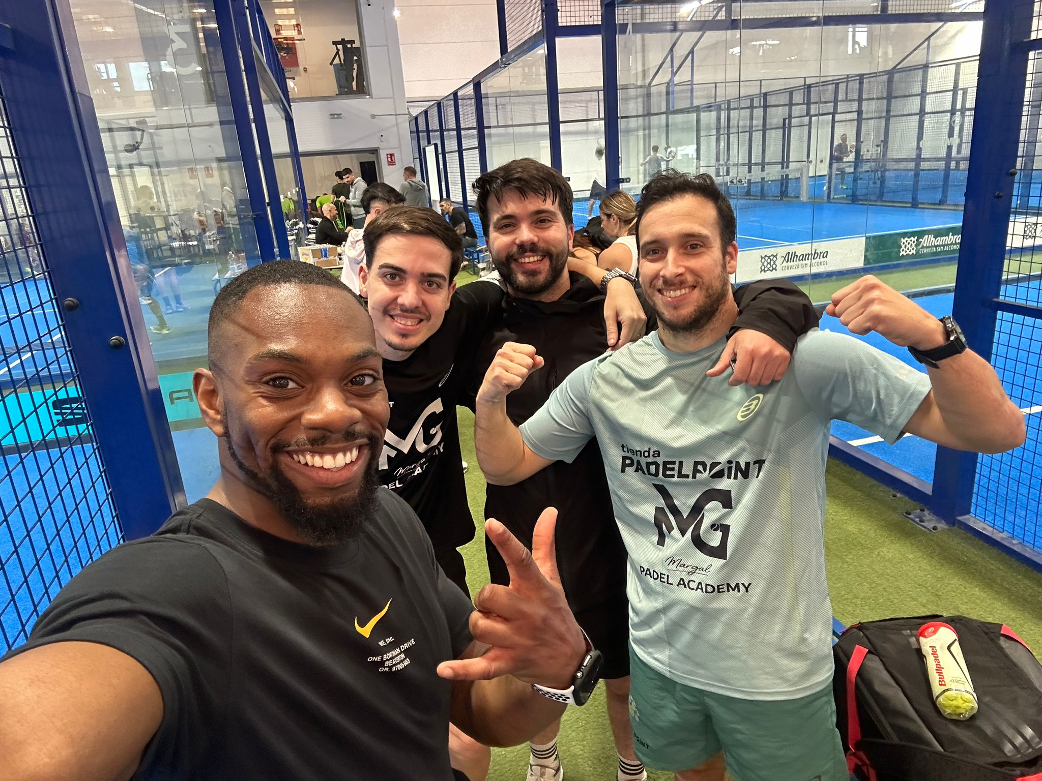 Equipo y alumnos de Margal Padel Academy